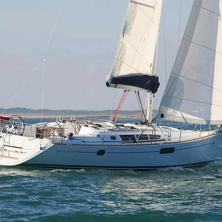 Botel Madyson Sailing *