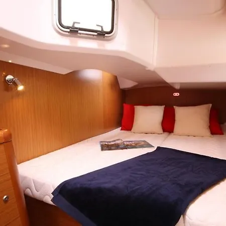 Madyson Sailing Hotel en barco